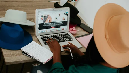 HoneyBook vs Dubsado vs Bonsai: Best AI CRM for Freelancers in 2026 (Tested)